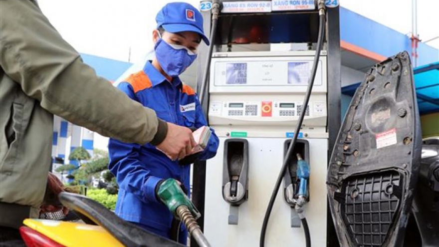 Petrol prices down by VND600 per litres after seven hikes